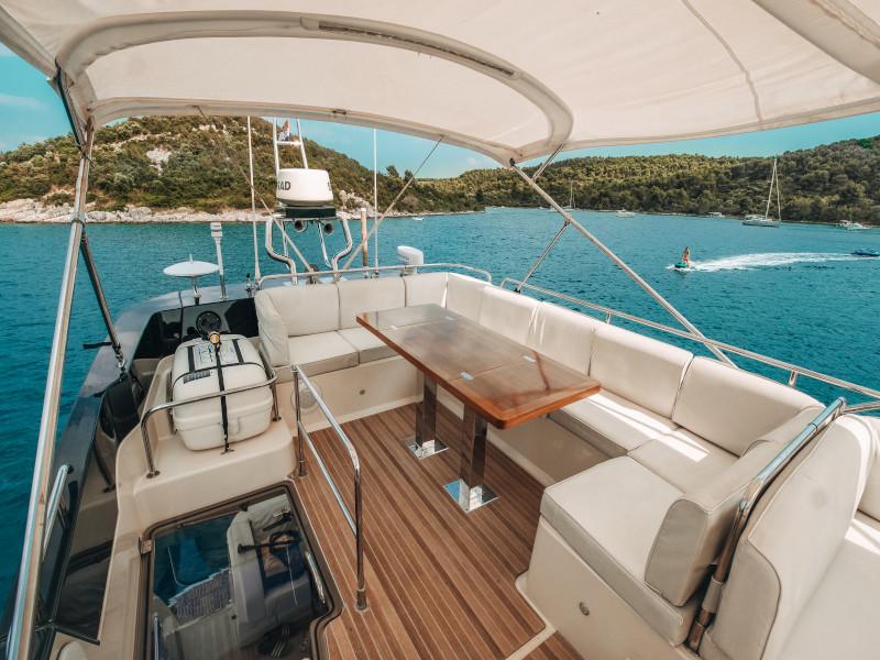 Book yachts online - motorboat - Monte Carlo 5 - Blizzard - rent