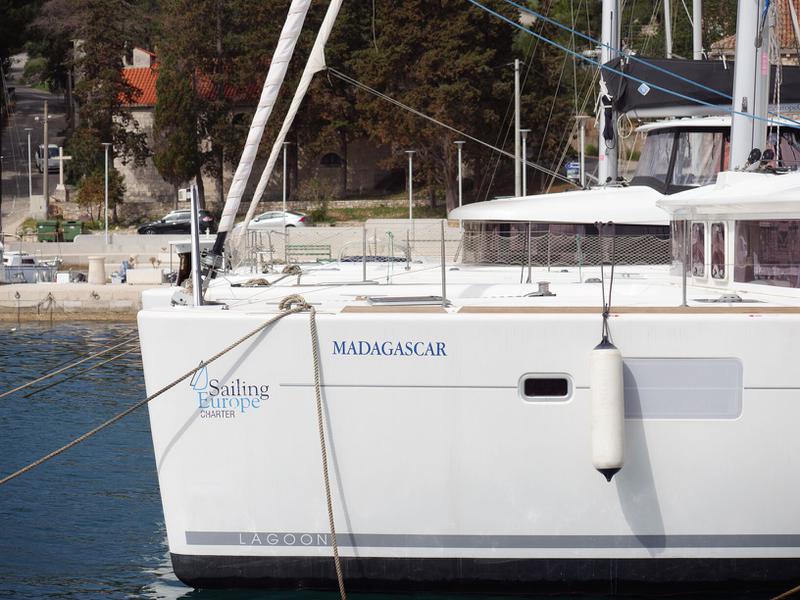 Book yachts online - catamaran - Lagoon 450 - MADAGASCAR - rent