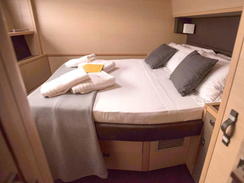 Book yachts online - catamaran - Lagoon 620 Essence - Soleanis II - rent