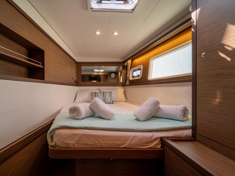 Book yachts online - catamaran - Lagoon 450  Flybridge - ANNIE (generator, air condition, water maker) - rent