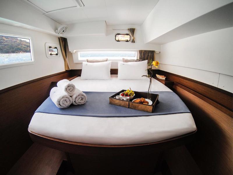 Book yachts online - catamaran - Lagoon 42 - BLUE STEEL (generator, air condition, water maker, undewater lights) - rent