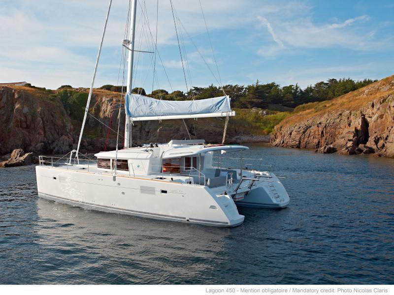 Book yachts online - catamaran - Lagoon 450  Flybridge - FO'S (generator, air condition) - rent