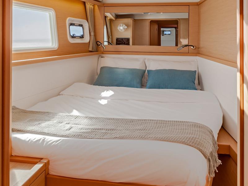 Book yachts online - catamaran - Lagoon 450  Flybridge - ZACAPA (generator, air condition, water maker) - rent