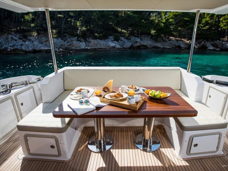 Book yachts online - motorboat - Azimut 66 Fly - Tamara II - rent