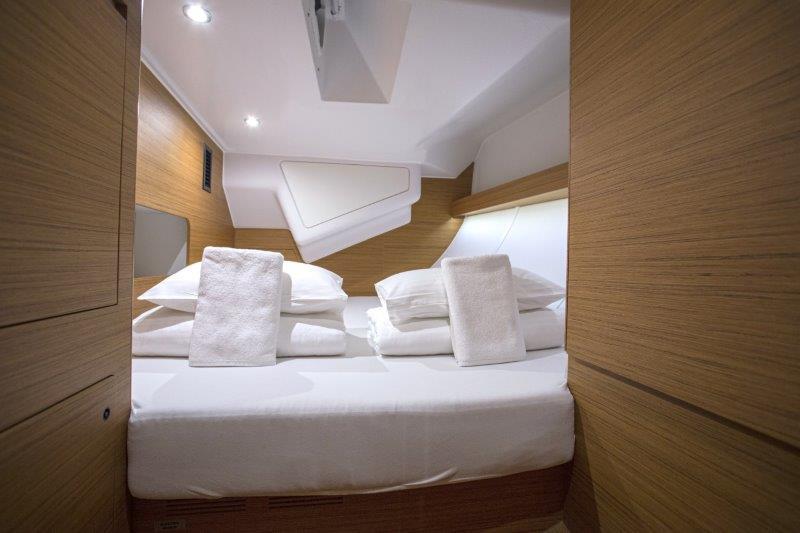 Book yachts online - sailboat - Elan 50 Impression (5+1cabins / 2+1 toilet) - FINES DE CLAIRES - AC and generator - rent