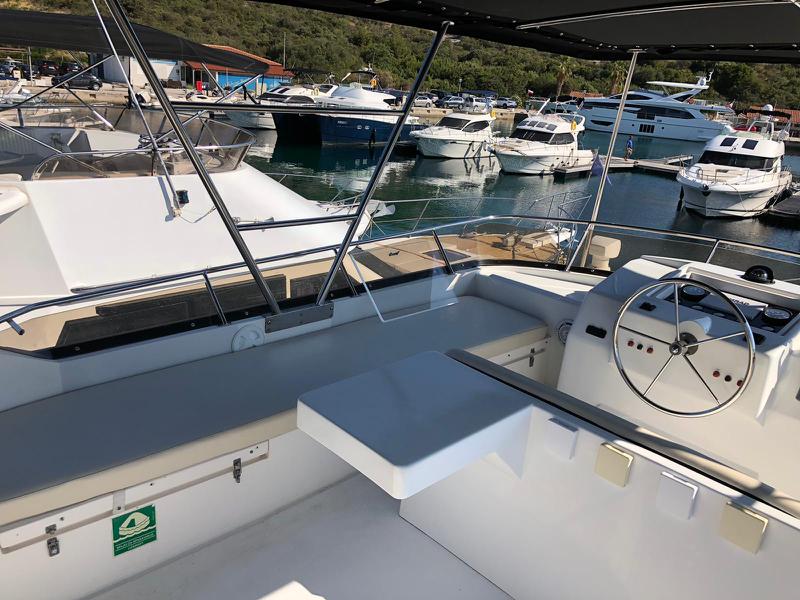 Book yachts online - motorboat - Yaretti 2110 - La Belle  - rent