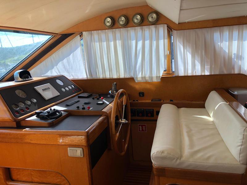 Book yachts online - motorboat - Yaretti 2110 - La Belle  - rent