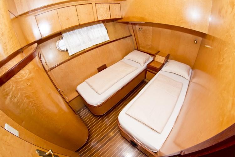 Book yachts online - motorboat - Yaretti 2110 - La Belle  - rent