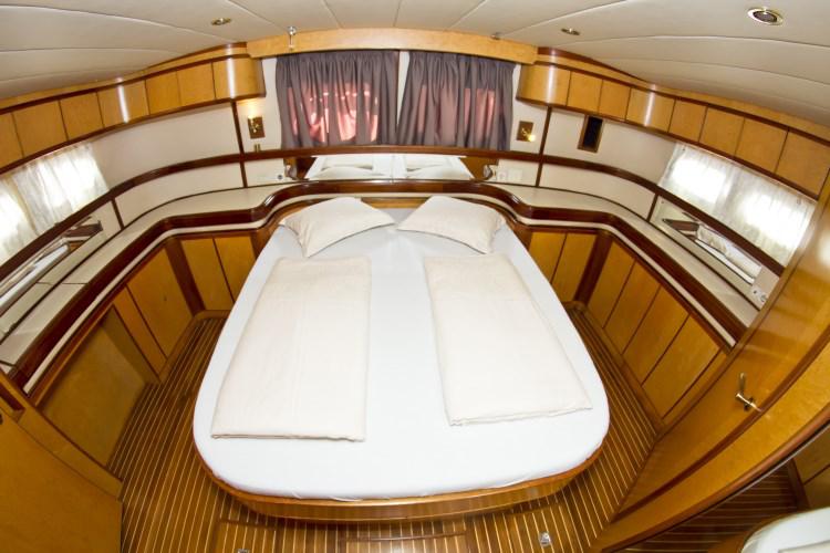 Book yachts online - motorboat - Yaretti 2110 - La Belle  - rent