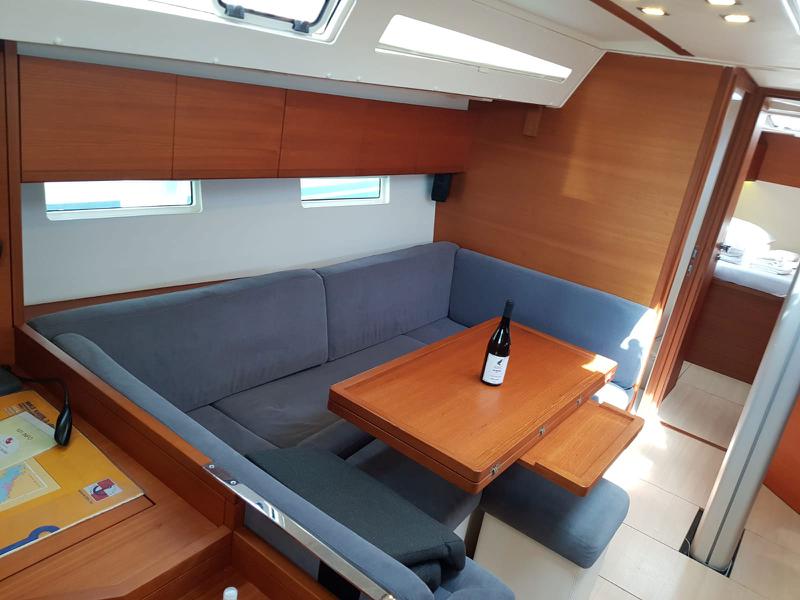 Book yachts online - sailboat - More 55 - SOLID WHITE - rent