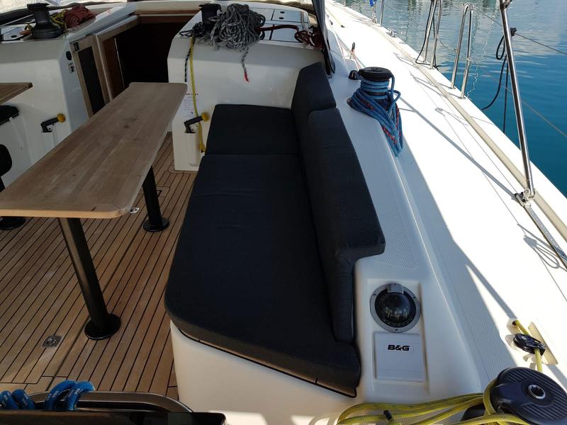 Book yachts online - sailboat - More 55 - SOLID WHITE - rent