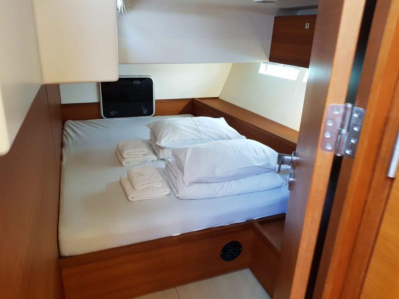 Book yachts online - sailboat - More 55 - SOLID WHITE - rent