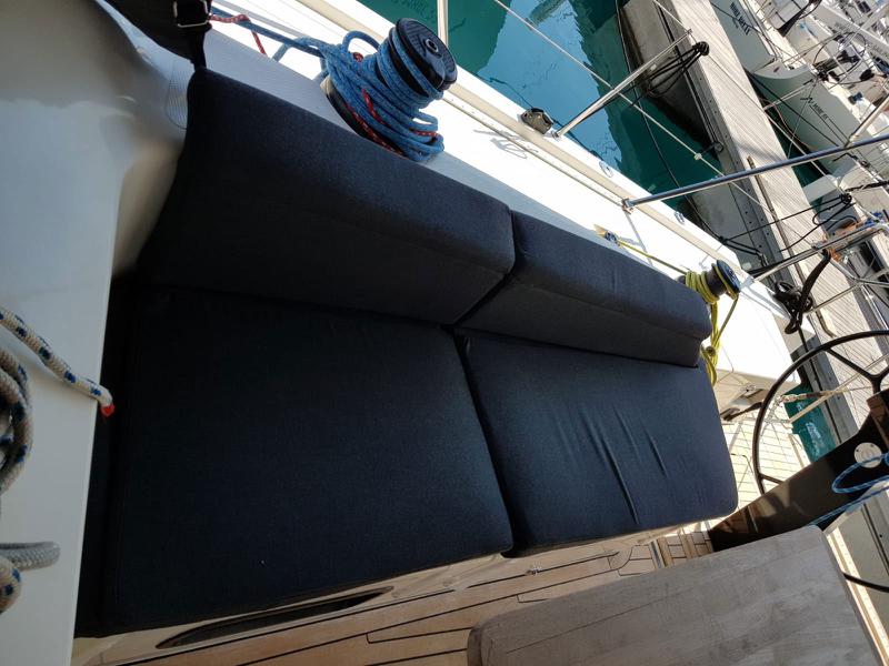 Book yachts online - sailboat - More 55 - SOLID WHITE - rent