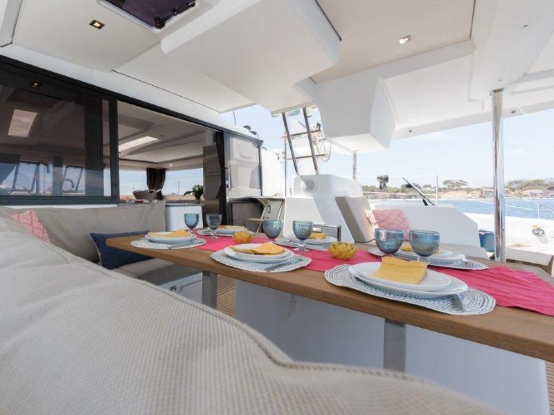 Book yachts online - catamaran - Fountaine Pajot Saona 47 - HERMES - rent