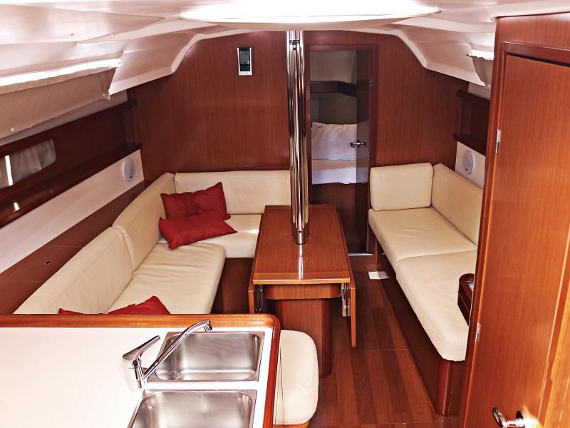 Book yachts online - sailboat - OCEANIS 34 - BEBA - rent