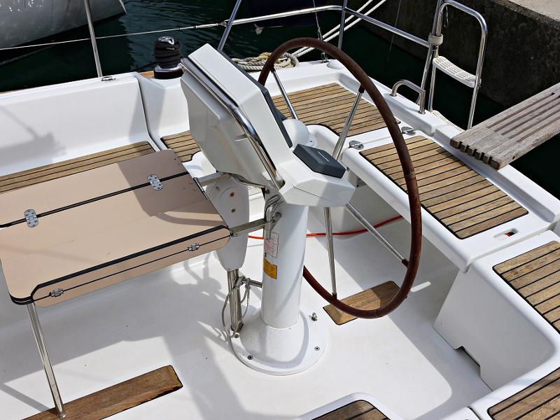 Book yachts online - sailboat - OCEANIS 34 - BEBA - rent