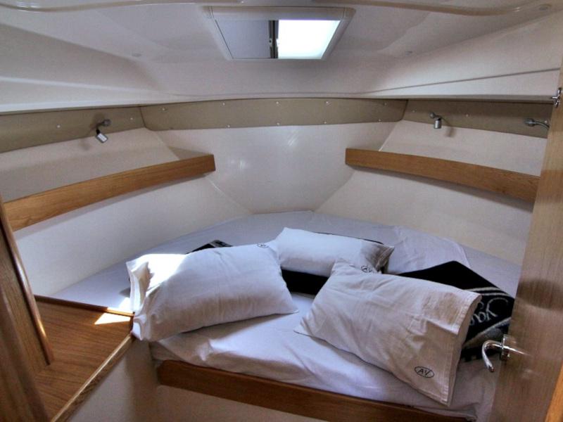 Book yachts online - motorboat - VEKTOR 950 BT (16) - RAVA - rent