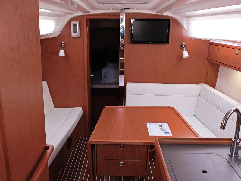 Book yachts online - sailboat - BAVARIA C 37 BT - JULIA - rent