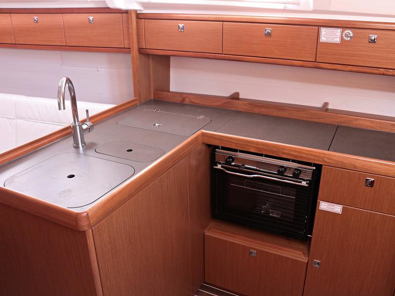 Book yachts online - sailboat - BAVARIA C 37 BT - JULIA - rent