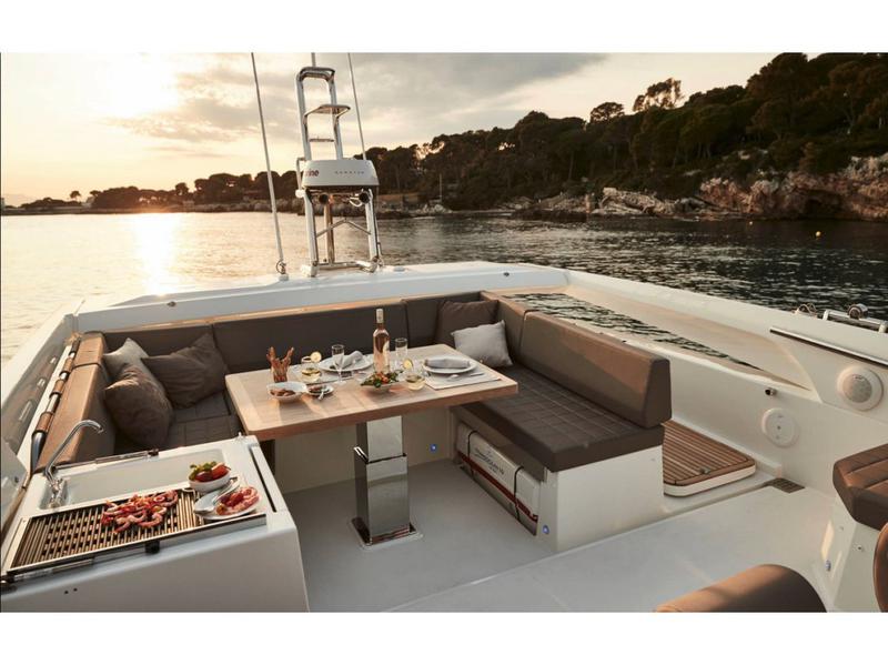 Book yachts online - motorboat - Prestige 680 S - Smeralda Blu - rent