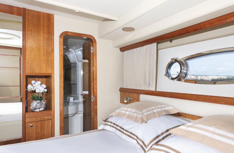 Book yachts online - motorboat - Ferretti 590 - Stina - rent