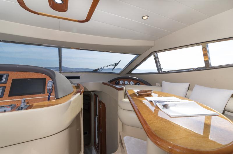 Book yachts online - motorboat - Ferretti 590 - Stina - rent
