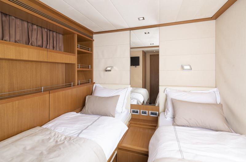 Book yachts online - motorboat - Ferretti 780 - Tesoro - rent