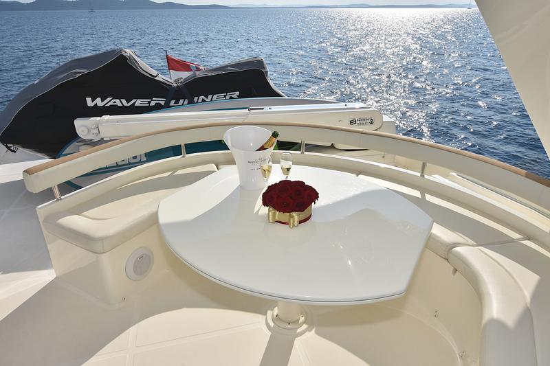 Book yachts online - motorboat - Ferretti 780 - Tesoro - rent
