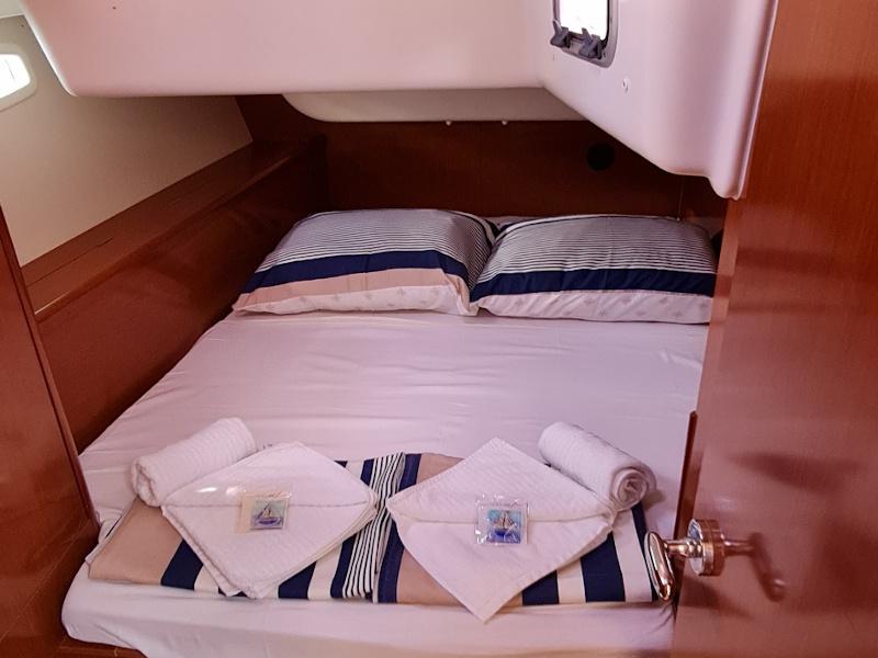 Book yachts online - sailboat - Oceanis 43 - BLACK SHEEP - rent
