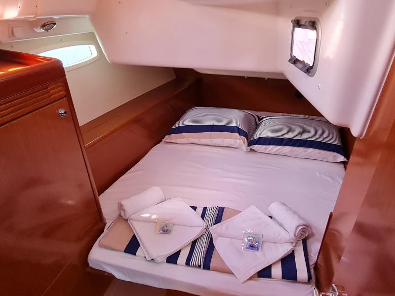 Book yachts online - sailboat - Oceanis 43 - BLACK SHEEP - rent