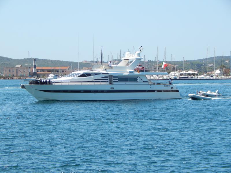 Book yachts online - motorboat - Azimut 76 - Golden Eagle - rent