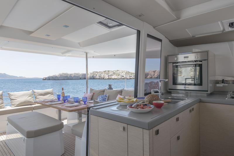 Book yachts online - catamaran - Astréa 42 M - Serene Blue - rent