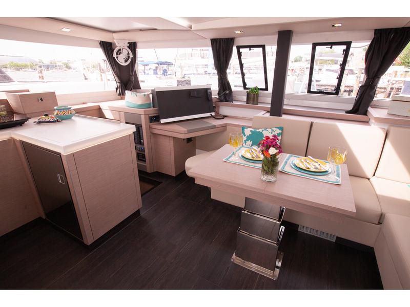Book yachts online - catamaran - Astréa 42 - Rise - rent