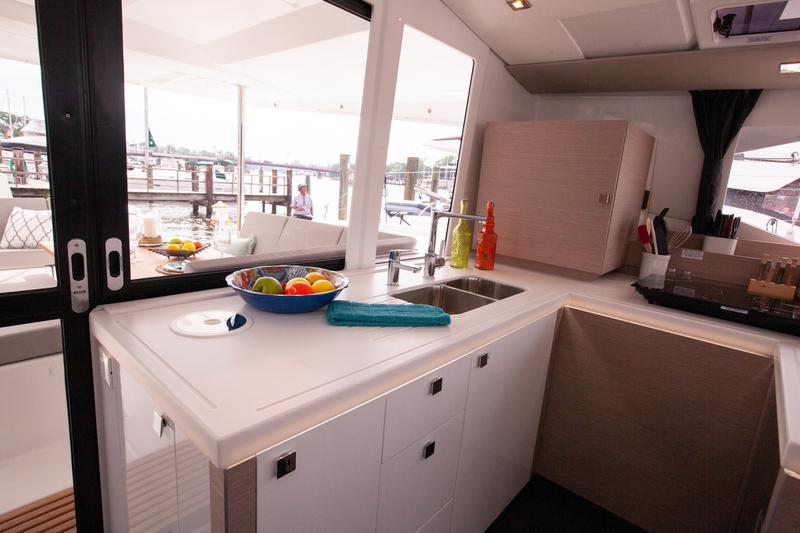 Book yachts online - catamaran - Astréa 42 - Rise - rent
