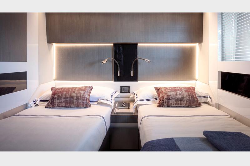 Book yachts online - motorboat - Azimut S7 - ESCAPE - rent