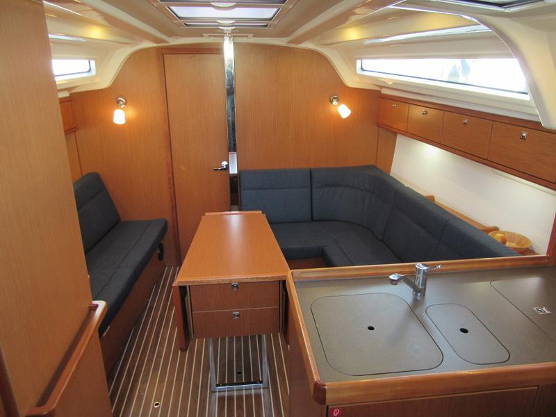 Book yachts online - sailboat - Bavaria Cruiser 37 - Flinx - rent