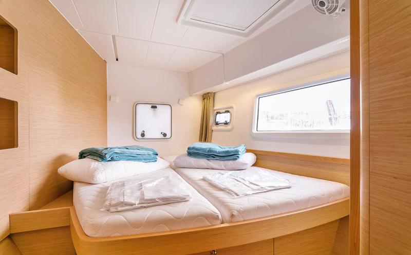 Book yachts online - catamaran - Lagoon 42 - Happy Lagoon - rent