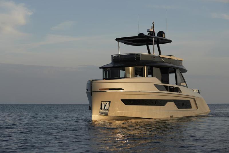 Book yachts online - motorboat - Explorer 62 Fly - Blue Moon - rent