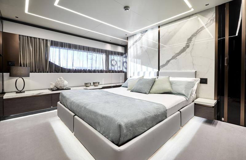 Book yachts online - motorboat - Explorer 62 Fly - Blue Moon - rent