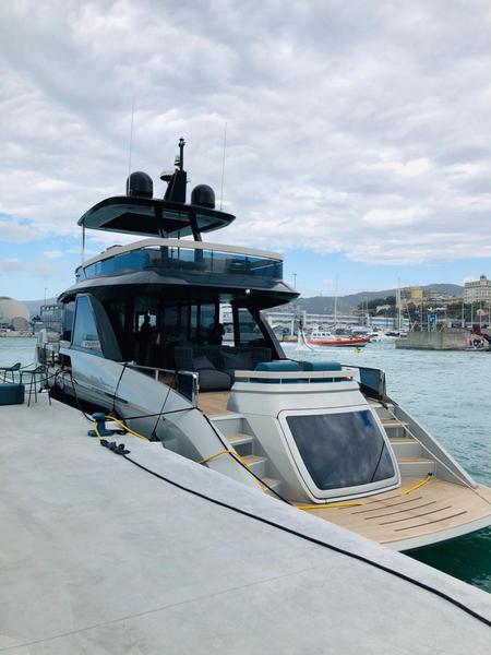 Book yachts online - motorboat - Explorer 62 Fly - Blue Moon - rent