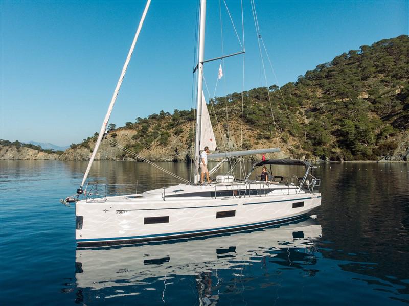Book yachts online - sailboat - Bavaria C42 - ARUNA - rent