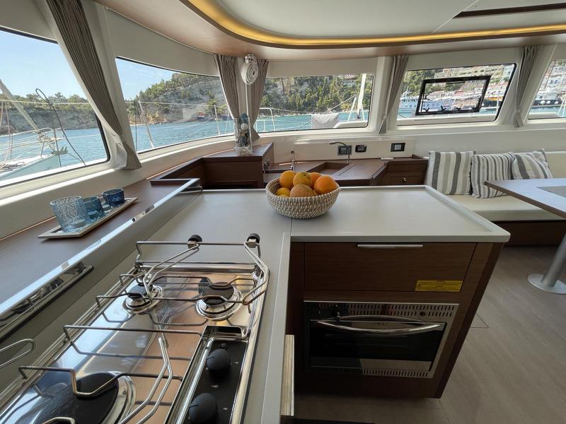 Book yachts online - catamaran - Lagoon 46 - Grand Blue - rent