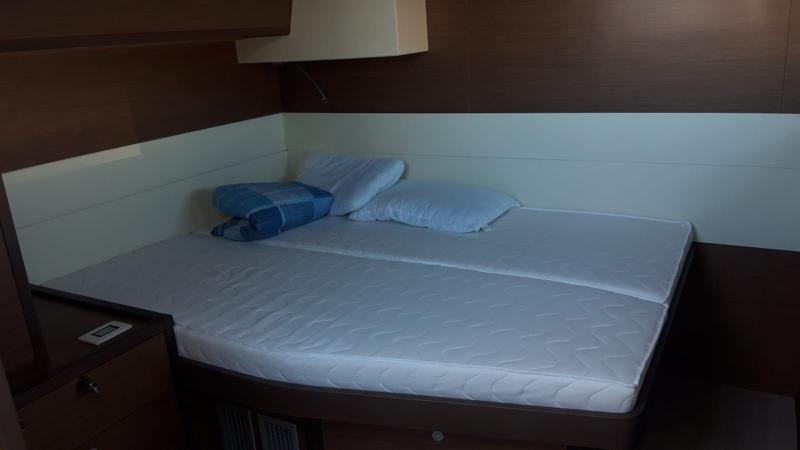 Book yachts online - catamaran - Lagoon 52F - Cala Luna - air conditioned - - rent