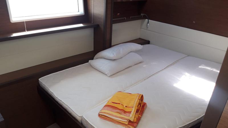 Book yachts online - catamaran - Lagoon 52F - Cala Luna - air conditioned - - rent