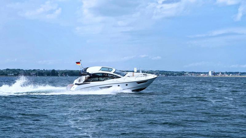 Book yachts online - motorboat - Beneteau GT 40 - Midnight - rent
