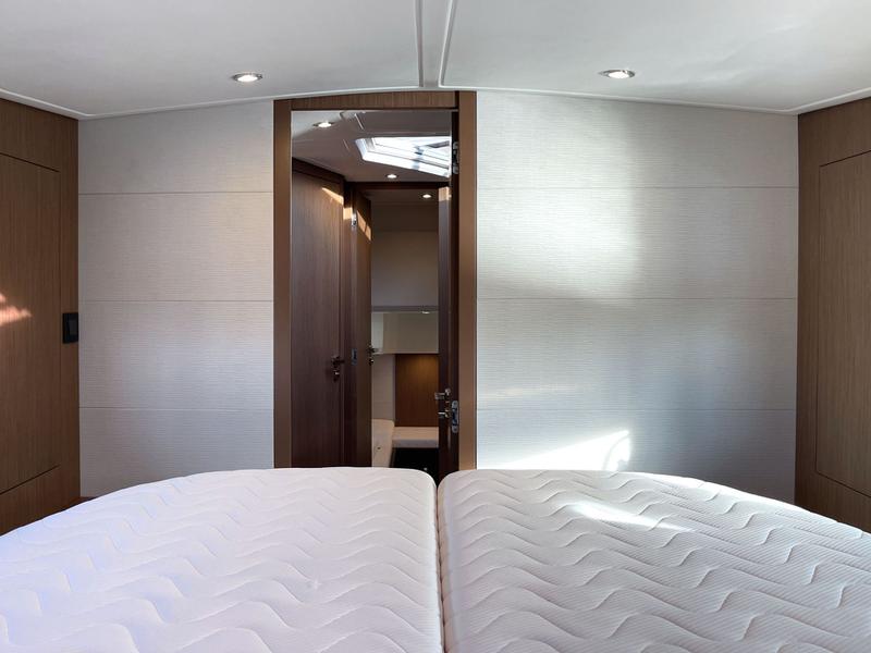Book yachts online - motorboat - Beneteau GT 40 - Midnight - rent