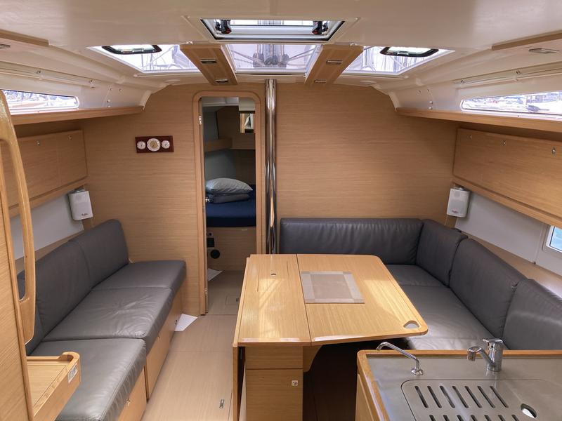 Book yachts online - sailboat - Dufour 390 Grand Large - Molesta - rent
