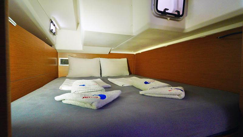 Book yachts online - sailboat - Sun Odyssey 440 - 4 Cabins - Happy Day - rent