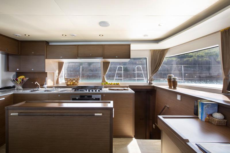 Book yachts online - catamaran - Lagoon 560 S2 - BOOM - rent