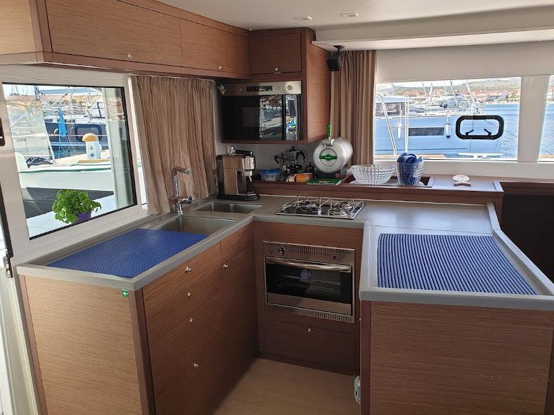 Book yachts online - catamaran - Lagoon 450F (A/C+WaterMaker+GEN) - Wentura - rent